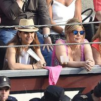 Terelu Campos con sus amigas en una corrida de toros