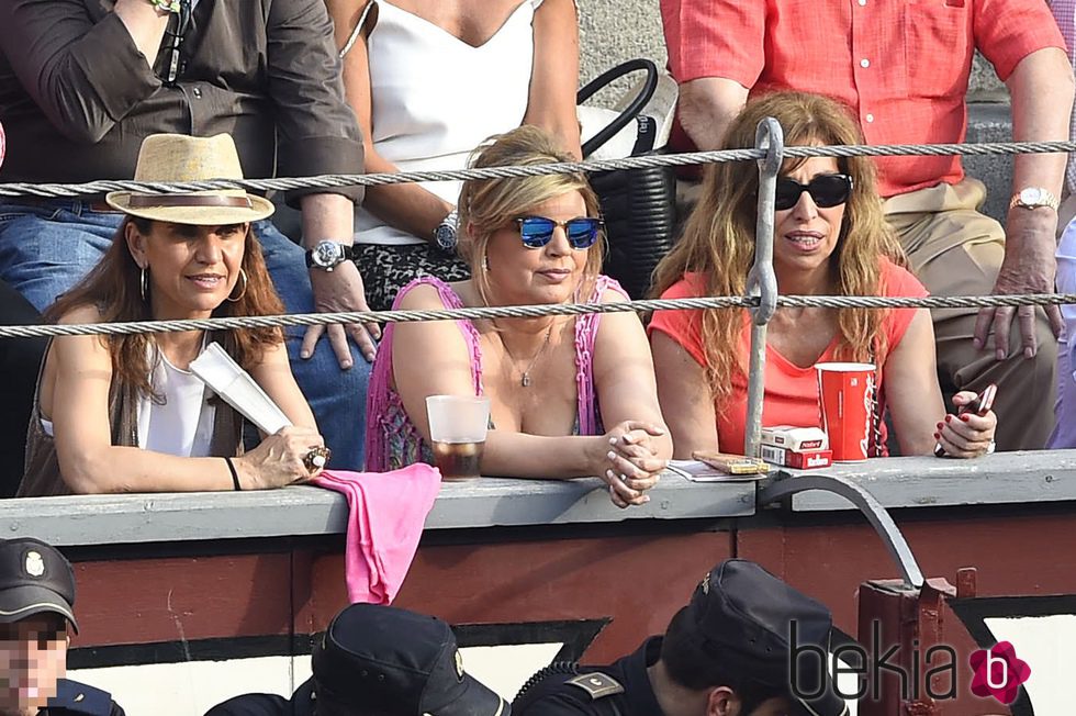 Terelu Campos con sus amigas en una corrida de toros