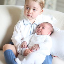 Primera imagen oficial de la Princesa Carlota con el Príncipe Jorge de Cambridge