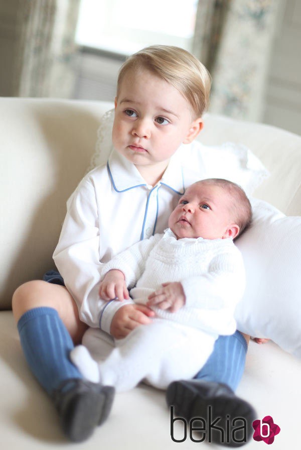 Primera imagen oficial de la Princesa Carlota con el Príncipe Jorge de Cambridge