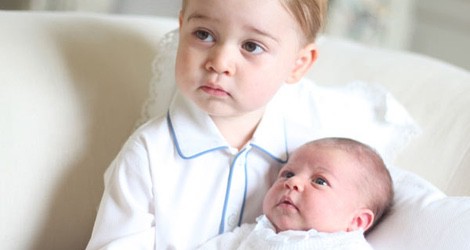 Primera imagen oficial de la Princesa Carlota con el Príncipe Jorge de Cambridge