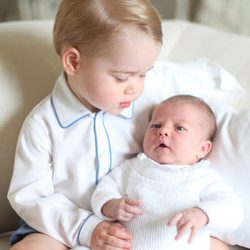 El Príncipe Jorge mira con ternura a la Princesa Carlota de Cambridge