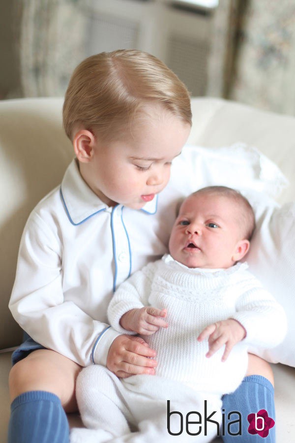 El Príncipe Jorge mira con ternura a la Princesa Carlota de Cambridge