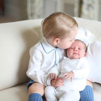 El Príncipe Jorge besa a la Princesa Carlota de Cambridge en sus primeras fotos oficiales juntos