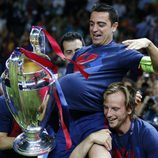 Xavi Hernández celebra la Champions 2015 con un balón bajo la camiseta por el embarazo de Nuria Cunillera