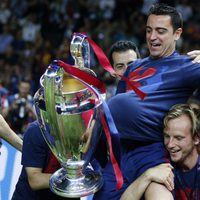 Xavi Hernández celebra la Champions 2015 con un balón bajo la camiseta por el embarazo de Nuria Cunillera