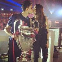 Marc Bartra y Melissa Jiménez celebran con un beso la Champions 2015 del Barça