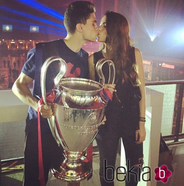 Marc Bartra y Melissa Jiménez celebran con un beso la Champions 2015 del Barça