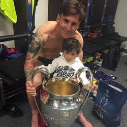 Leo Messi posa con su hijo Thiago junto a su cuarta Champions