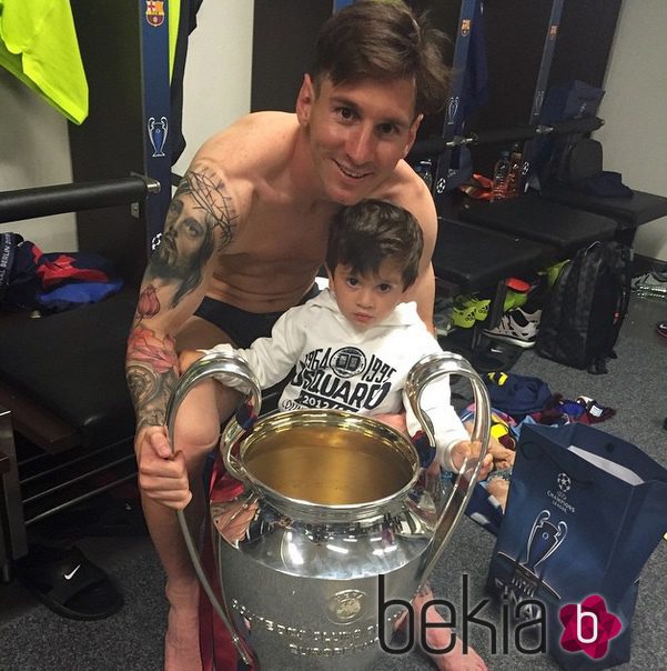 Leo Messi posa con su hijo Thiago junto a su cuarta Champions