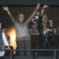 Shakira, su hijo Sasha y los padres de Gerard Piqué celebran la Champions del Barça 