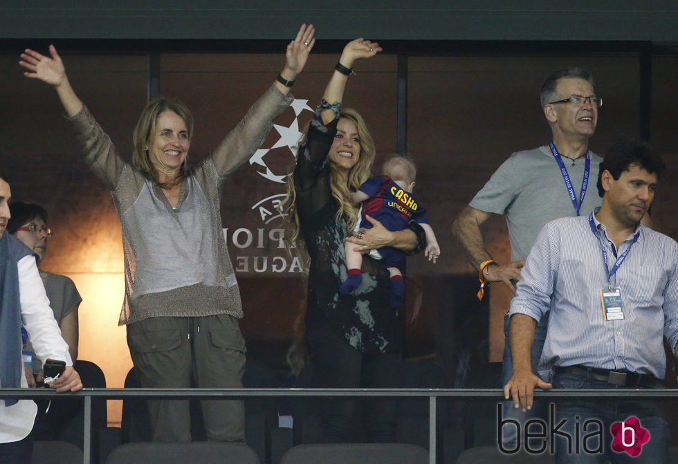 Shakira, su hijo Sasha y los padres de Gerard Piqué celebran la Champions del Barça 