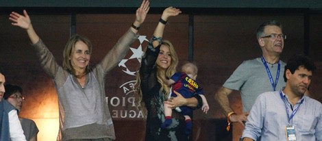 Shakira, su hijo Sasha y los padres de Gerard Piqué celebran la Champions del Barça 