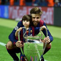 Gerard PIqué celebra con su hijo Milan la quinta Champions del Barça