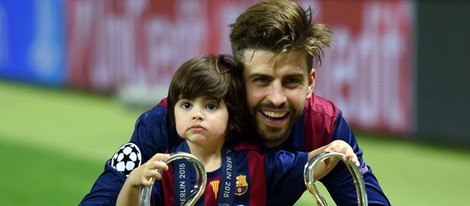 Gerard PIqué celebra con su hijo Milan la quinta Champions del Barça