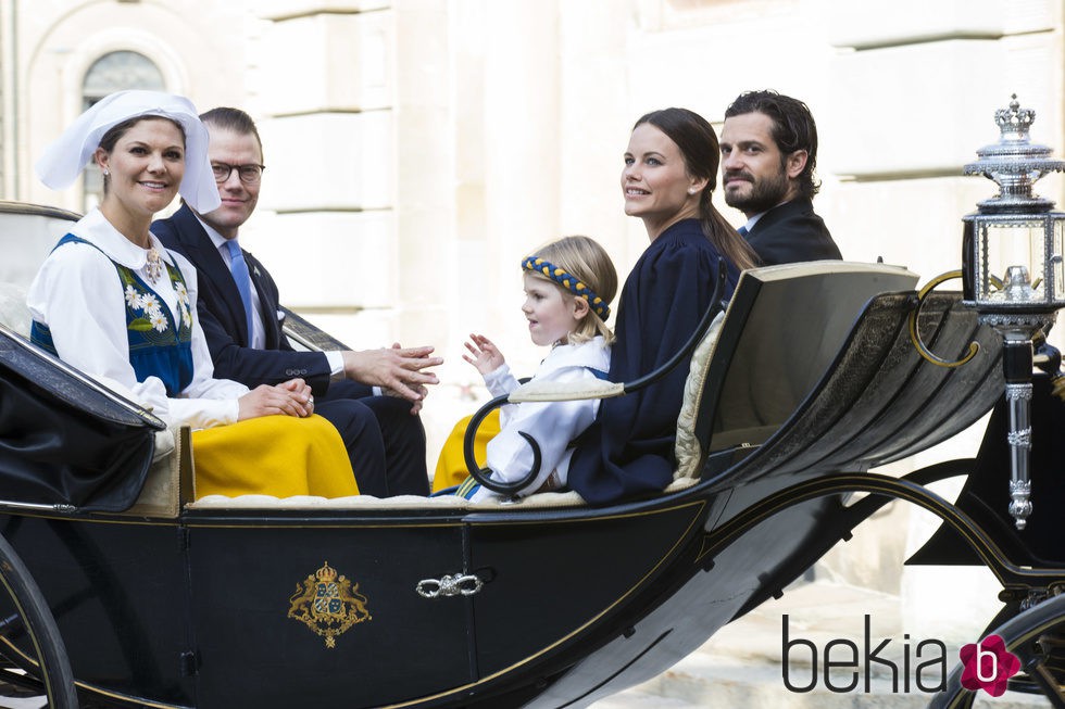 Victoria y Daniel de Suecia, la Princesa Estela, Carlos Felipe de Suecia y Sofia Hellqvist en el Día Nacional de Suecia 2015