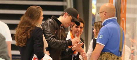 Gad Elmaleh firmando autógrafos con Carlota Casiraghi en el aeropuerto de París