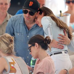 Carlota Casiraghi y Gad Elmaleh abrazados en el torneo hípico de Saint Tropez 2015