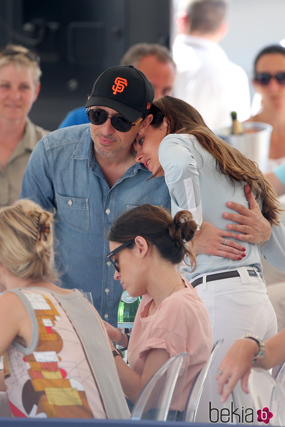 Carlota Casiraghi y Gad Elmaleh abrazados en el torneo hípico de Saint Tropez 2015