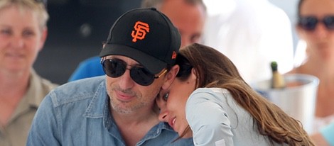 Carlota Casiraghi y Gad Elmaleh abrazados en el torneo hípico de Saint Tropez 2015