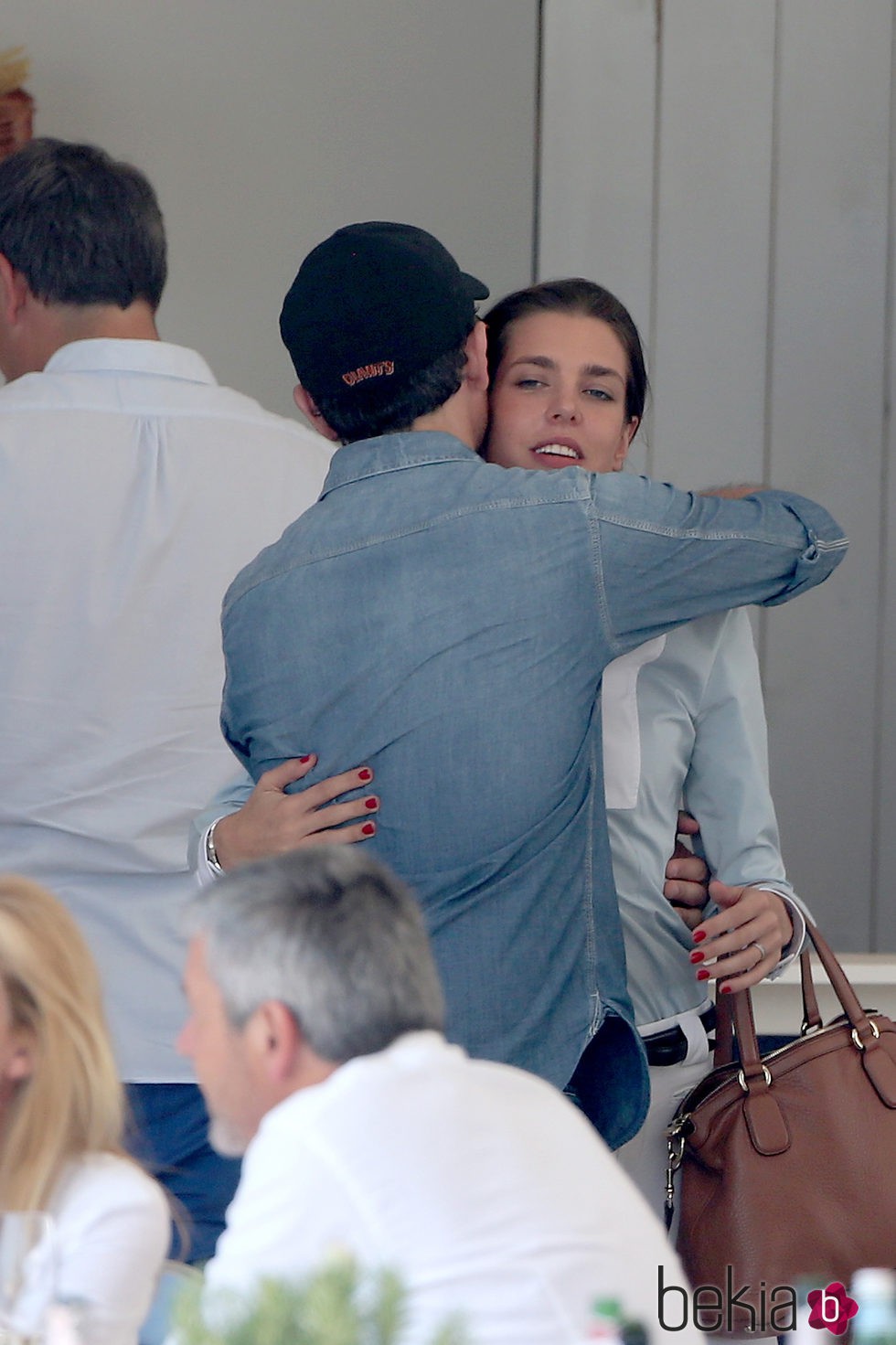 Gad Elmaleh abrazando a Carlota Casiraghi en el concurso hípico de Sain Tropez 2015