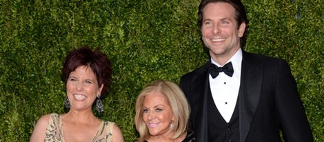 Bradley Cooper con su madre Gloria y su hermana Holly en la entrega de los Tony Awards 2015