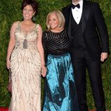 Bradley Cooper con su madre Gloria y su hermana Holly en la entrega de los Tony Awards 2015