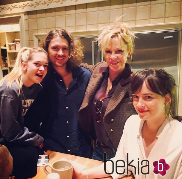 Melanie Griffith con sus hijos Alexander, Dakota y Stella del Carmen