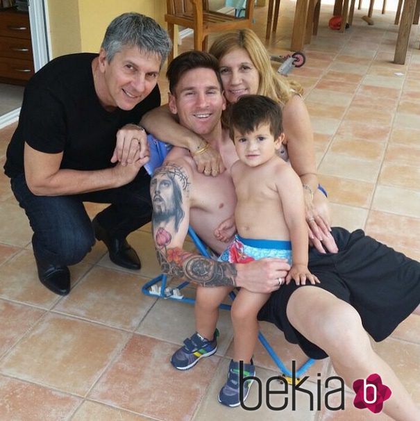 Leo Messi con hijo Thiago y sus padres