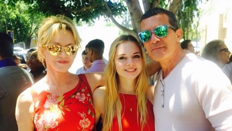 Stella del Carmen en su graduación con sus padres Antonio Banderas y Melanie Griffith