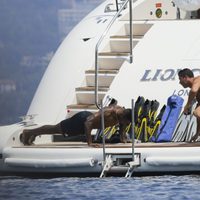 Cristiano Ronaldo hace flexiones con un amigo en un barco en Saint-Tropez