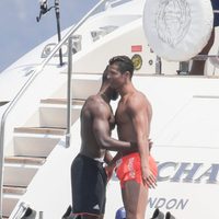 Cristiano Ronaldo se deja querer por un amigo durante sus vacaciones en Saint-Tropez