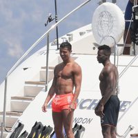 Cristiano Ronaldo con un amigo en un barco en Saint-Tropez