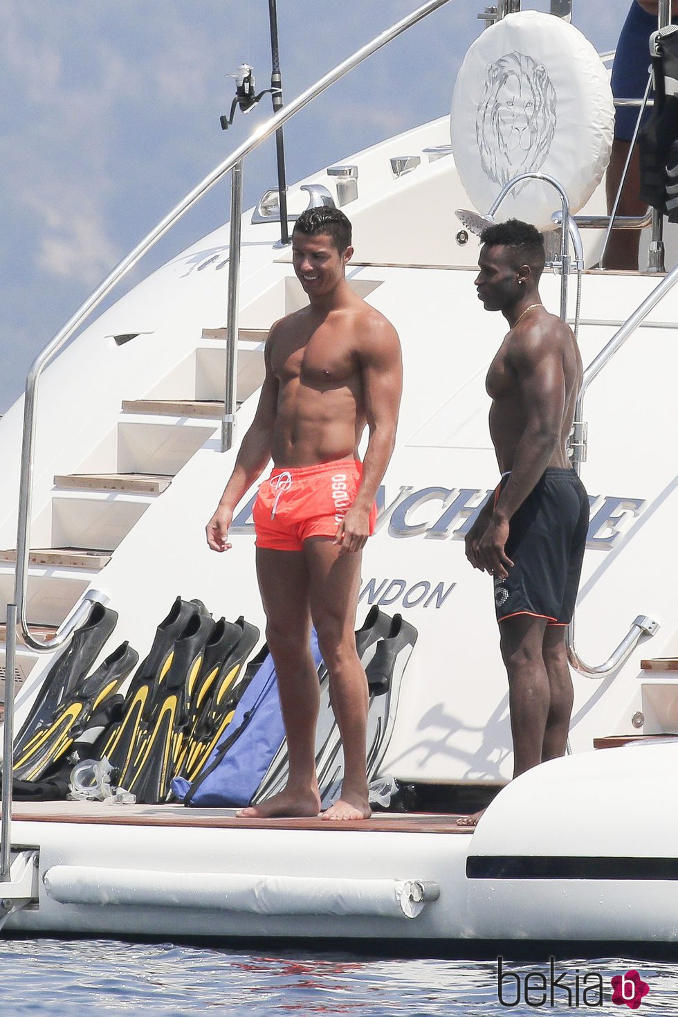 Cristiano Ronaldo con un amigo en un barco en Saint-Tropez