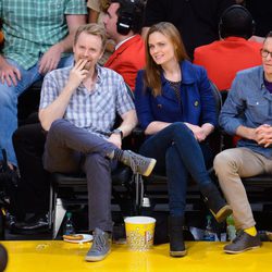 Emily Deschanel y David Hornsby en un partido de baloncesto en Los Angeles