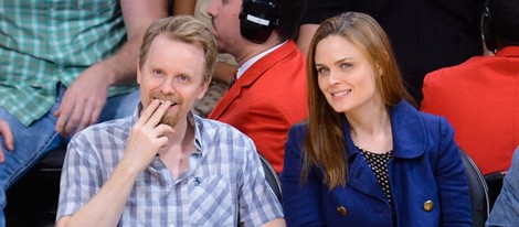 Emily Deschanel y David Hornsby en un partido de baloncesto en Los Angeles