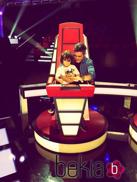 Alejandro Sanz y su hijo Dylan en la silla de coach de 'La Voz'