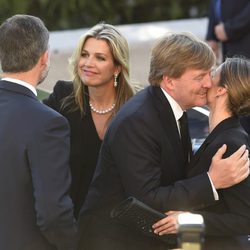 El Rey Felipe besa a Máxima de Holanda y la Reina Letizia besa al Rey de Holanda en el funeral de Kardam de Bulgaria