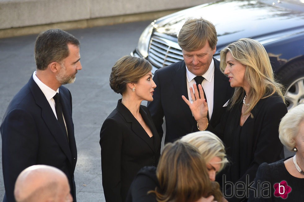 Los Reyes Felipe y Letizia charlan con Guillermo Alejandro y Máxima de Holanda en el funeral de Kardam de Bulgaria