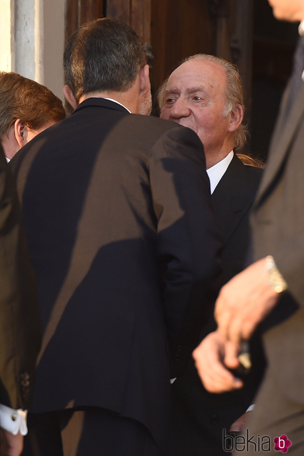 El Rey Felipe besa al Rey Juan Carlos en el funeral de Kardam de Bulgaria