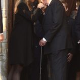 El Rey Juan Carlos besa la mano de Máxima de Holanda en el funeral de Kardam de Bulgaria