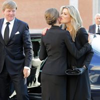 La Reina Letizia y Máxima de Holanda dándose un beso en el funeral de Kardam de Bulgaria