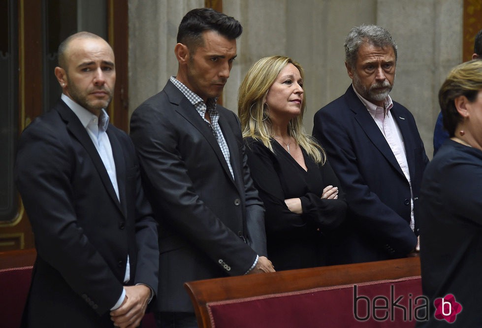 Jesús Vázquez y Roberto Cortés en la capilla ardiente de Pedro Zerolo