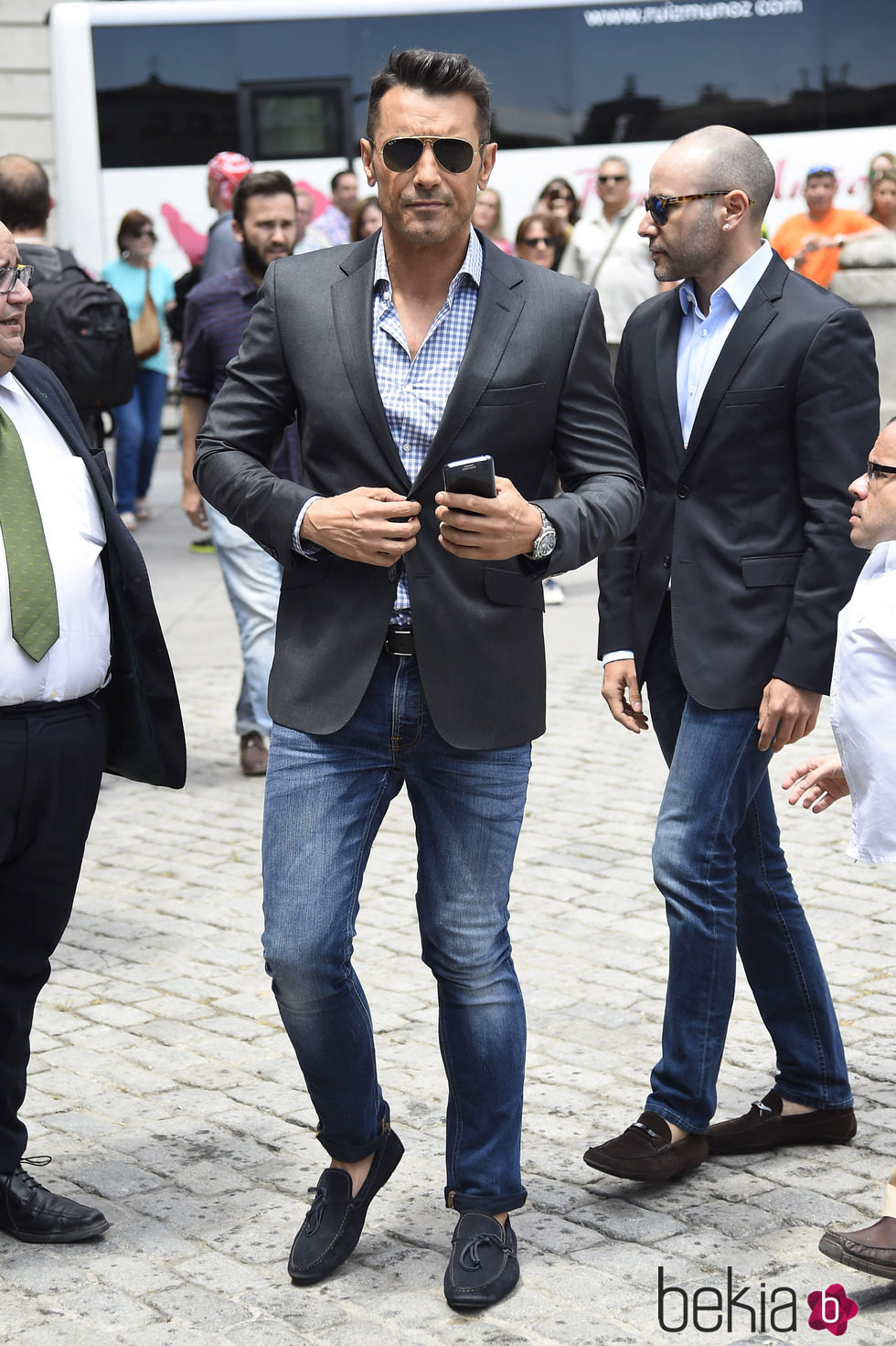 Jesús Vázquez y su marido Roberto Cortés llegando a la capilla ardiente de Pedro Zerolo