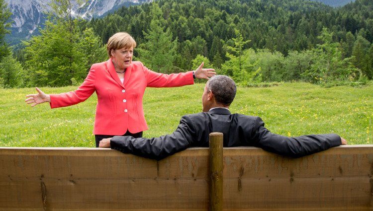 Angela Merkel hace un gesto con los brazos a Barack Obama