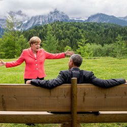 Angela Merkel hace un gesto con los brazos a Barack Obama