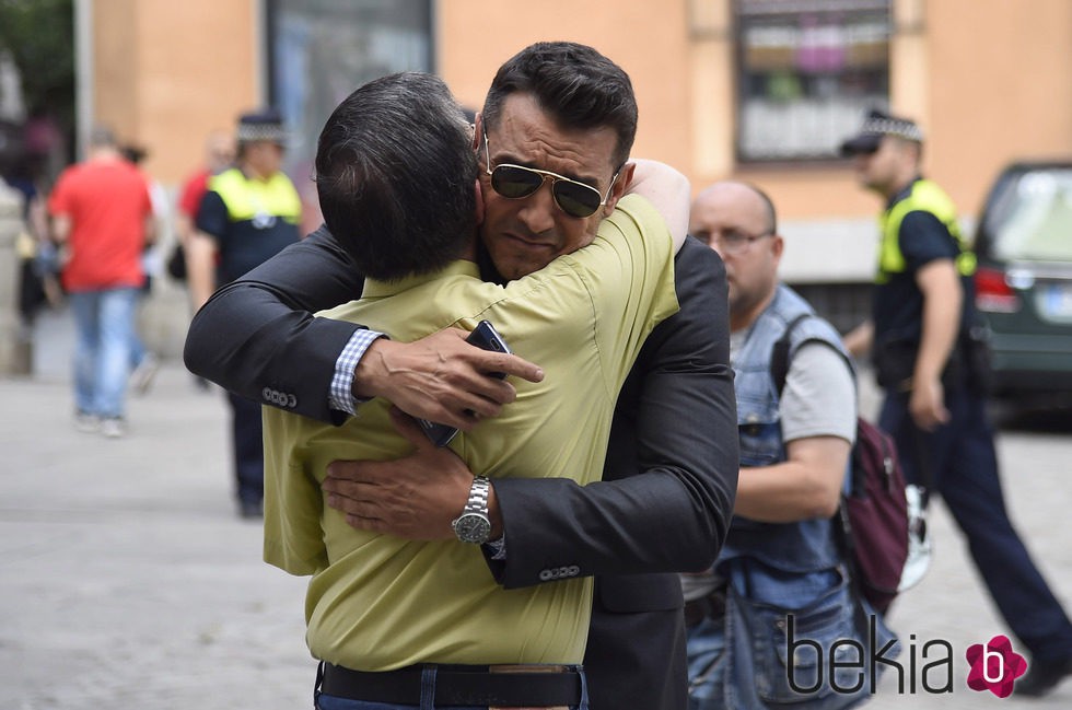 Jesús Vázquez roto de dolor en la capilla ardiente de Pedro Zerolo