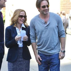 Gillian Anderson y David Duchovny en un descanso del rodaje de 'Expediente X' en Vancouver