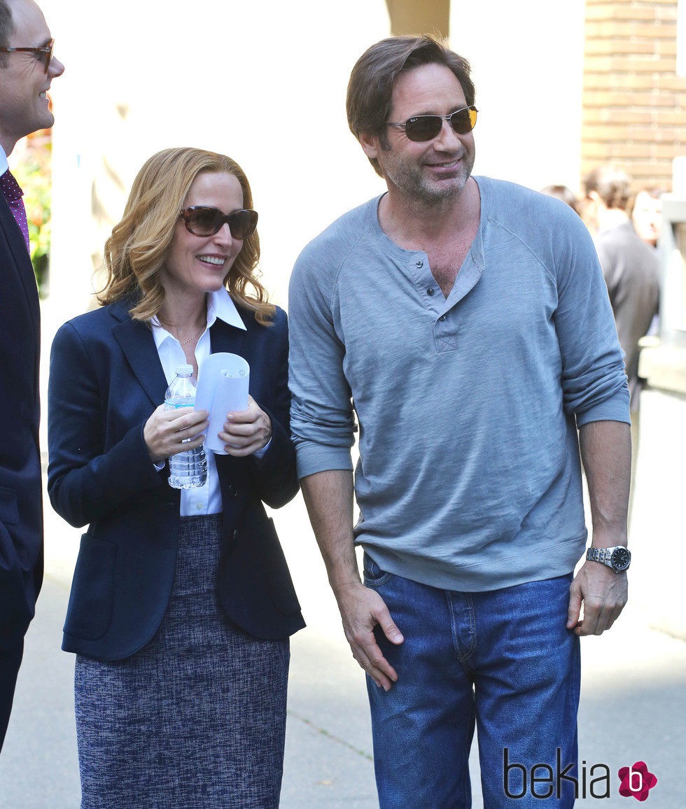 Gillian Anderson y David Duchovny en un descanso del rodaje de 'Expediente X' en Vancouver