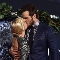 Anna Faris y Chris Pratt besándose en el estreno de 'Jurassic World' en Los Angeles